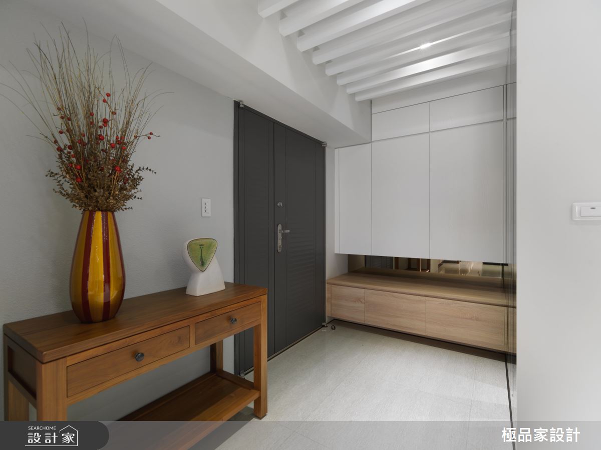 黑白時尚混搭溫暖木意，打造老屋清新容顏！