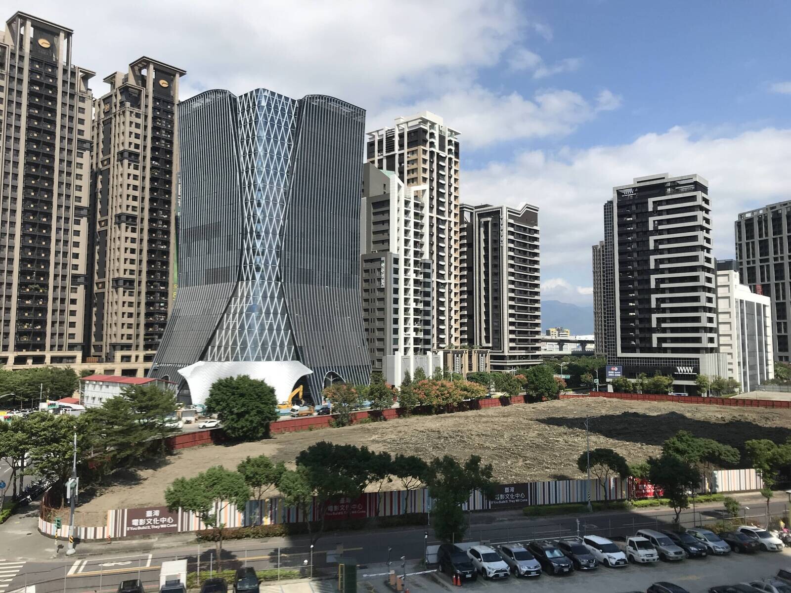 信義全球資產觀察_新莊區2021年辦公室(50坪以上)交易規模來到74億元，躍為新北市辦公室交易最熱門區域