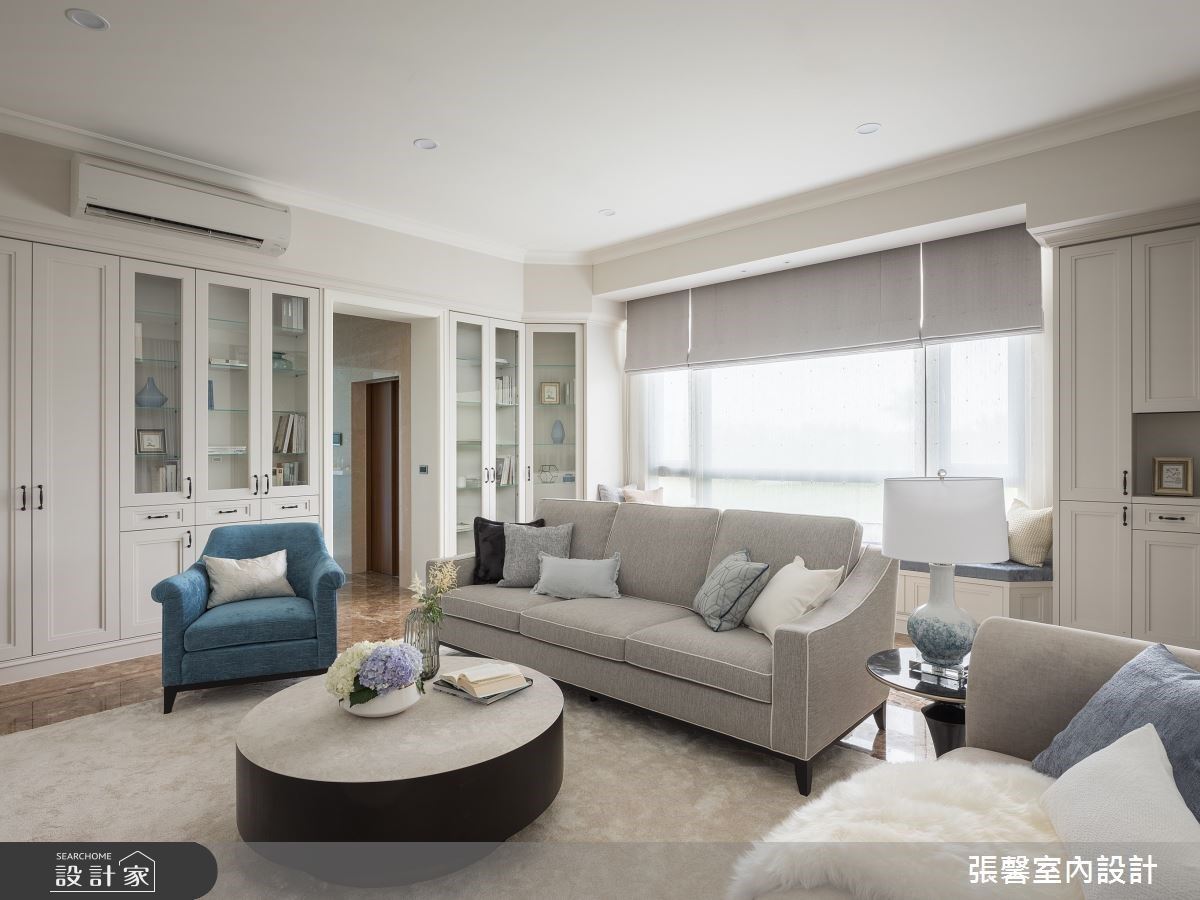 與家人的假日時光，共享家庭歌劇院與下午茶！優雅線板、展示櫃與臥榻，...